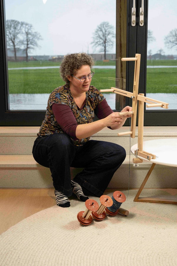 Load image into Gallery viewer, Lojan Skeinwinder being used by Loes at Lojan
